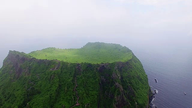 Seongsanilchulbong悬崖鸟瞰图(联合国教科文组织世界遗产)视频素材