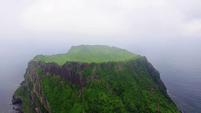 Seongsanilchulbong悬崖鸟瞰图(联合国教科文组织世界遗产)视频素材