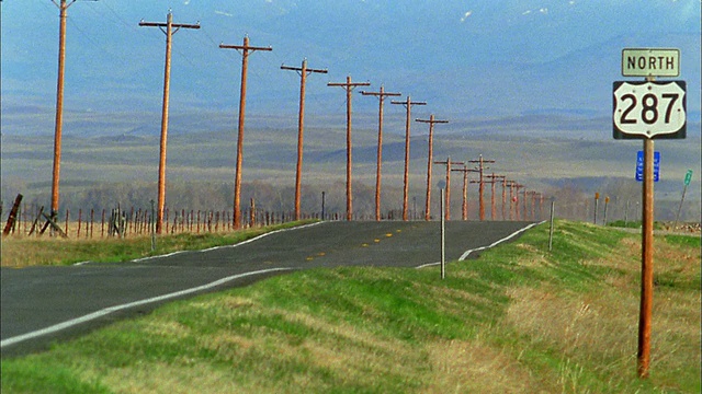 背景为乡村道路/山脉的宽镜头热变形视频素材