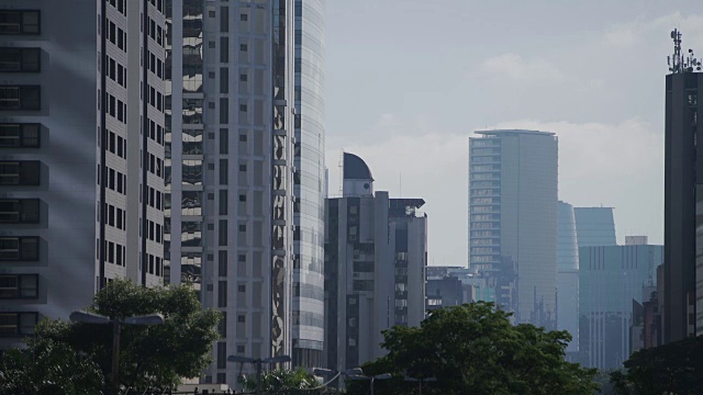 阳光明媚的日子里的建筑物视频素材