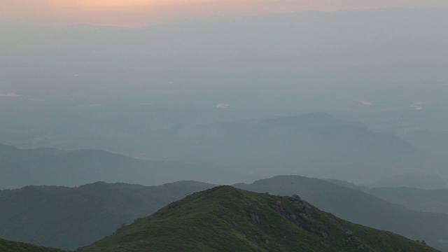 鸟瞰图山上森林覆盖着云视频素材