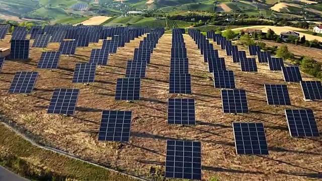 太阳能电池板绿色能源领域的山丘视频素材