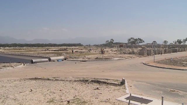 南非开普敦的WS建筑工地，有道路和房屋视频素材