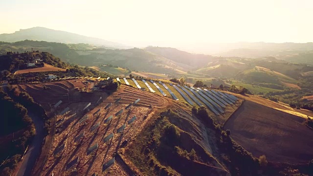 太阳能电池板绿色能源领域的山丘视频素材