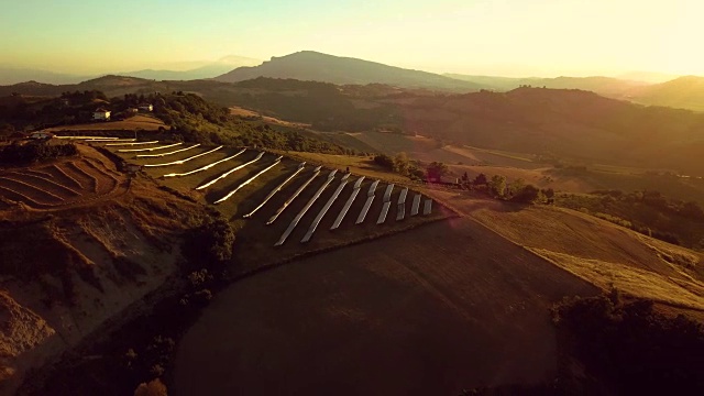 太阳能电池板绿色能源领域的山丘视频下载