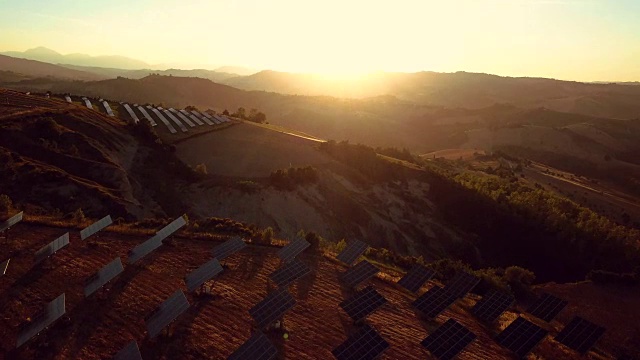 太阳能电池板绿色能源领域的山丘视频下载