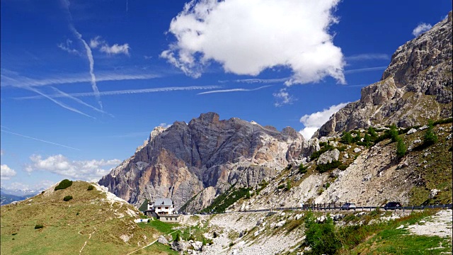 Valparola山口和Piz Cunturines山在白云岩视频素材