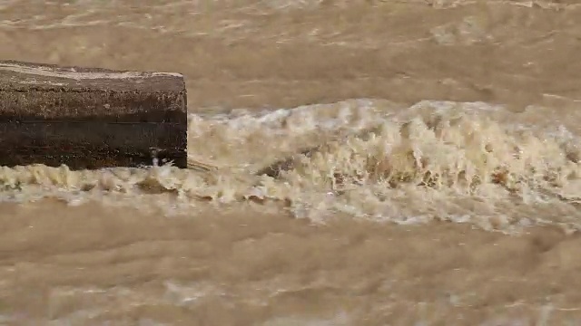 水在混凝土上猛烈地流动。视频素材