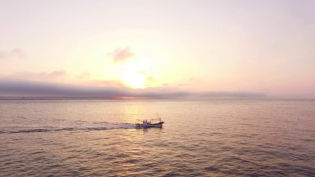 城山港附近海域渔船的鸟瞰图视频素材