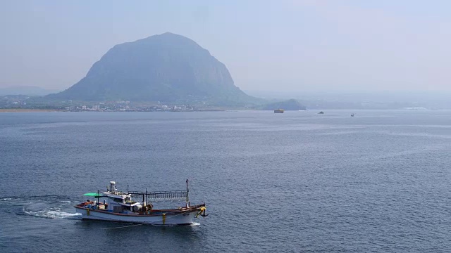 三班山山(旅游目的地)城山港附近海域渔船鸟瞰图视频素材