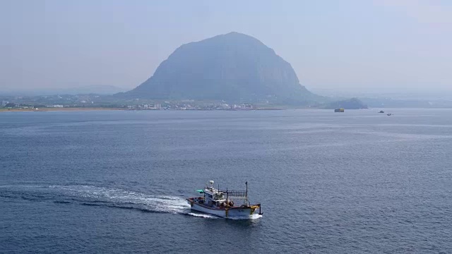 三班山山(旅游目的地)城山港附近海域渔船鸟瞰图视频素材