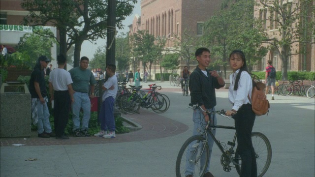 广角的学生，人们在院子里交谈南加州大学。砖砌建筑。学院或大学校园。私立学校。视频素材