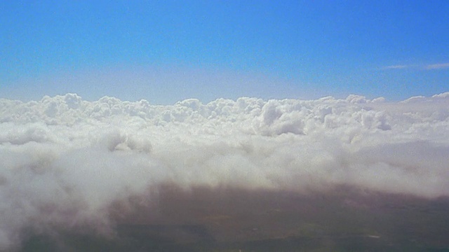 空中透过云层视频素材