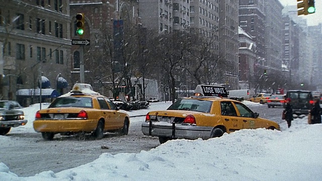 宽阔的镜头在下雪的城市街道交通视频素材