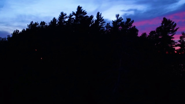 从空中飞过萨拉纳克湖上的小岛，夕阳西下视频素材