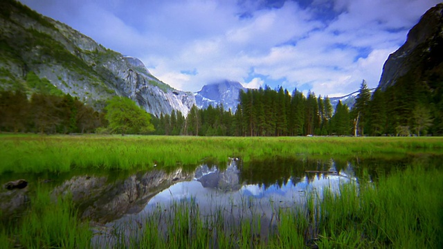 时间流逝宽镜头湖与山和树的背景/约塞米蒂国家公园，加利福尼亚州视频素材