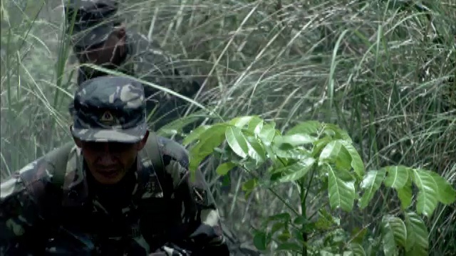 士兵和军用车辆驶出营地。视频素材