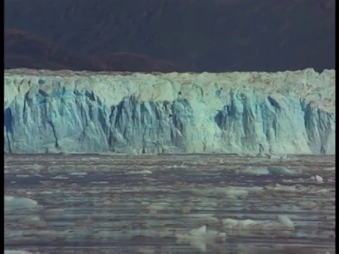 大块的冰漂浮在远离阿拉斯加冰川海岸的海洋中。视频素材