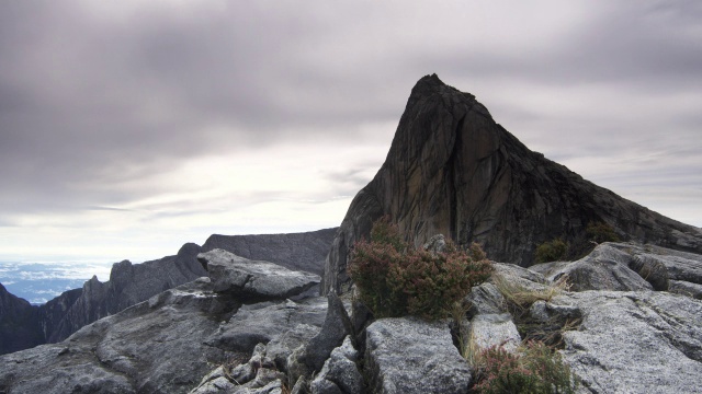 在婆罗洲基纳巴卢山的岩石山峰上，延时云漂移视频素材