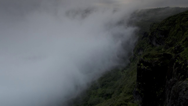 一段时间后，Khareef季风雾在阿曼多山的海岸上空盘旋视频素材