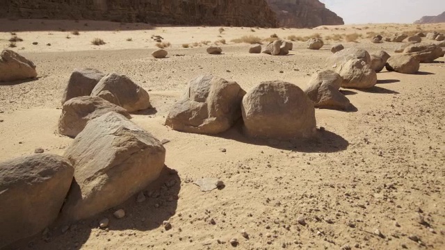 约旦瓦迪鲁姆沙漠山谷的岩石影子移动的时间推移轨迹视频素材