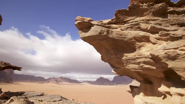 随着时间推移，云层漂移在沙漠山谷，瓦迪拉姆，约旦视频素材