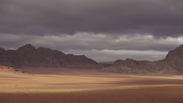 在约旦瓦迪鲁姆的沙漠山谷中，流逝的云飘过视频素材