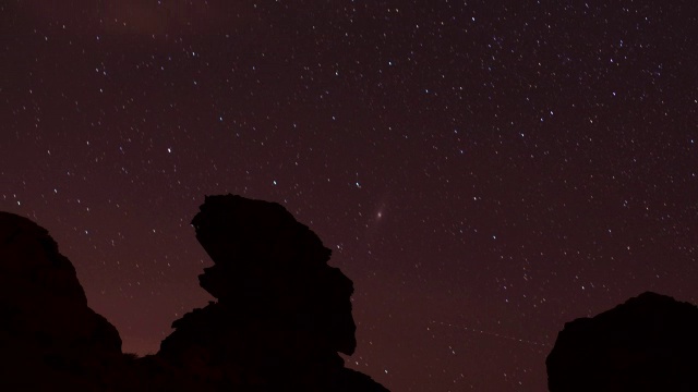 时光星在约旦瓦迪拉姆沙漠中被侵蚀的岩石堆上追踪视频素材