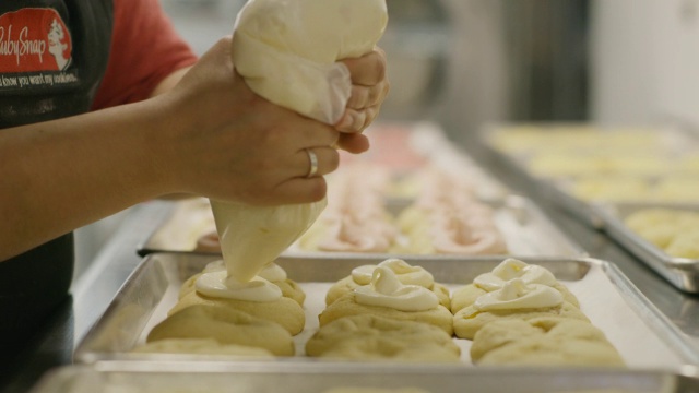 近距离的烤面包师用糖衣装饰饼干/盐湖城，美国犹他州视频素材