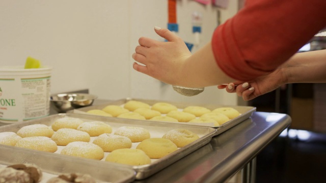 面包师用糖粉装饰饼干的特写/盐湖城，犹他州，美国视频素材