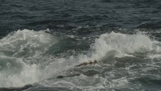 断路器滚向阿曼海岸视频素材