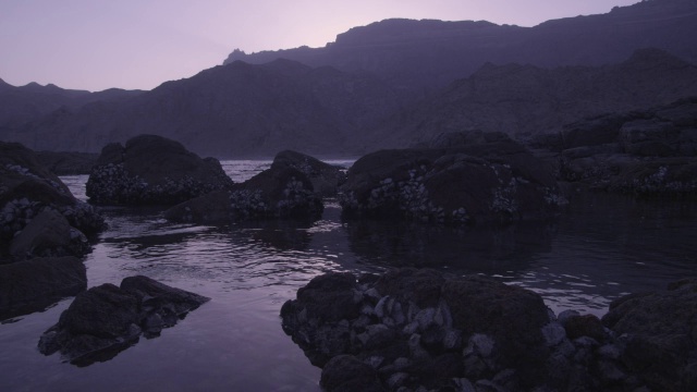 阿曼山脉和岩石海岸上的日落视频素材