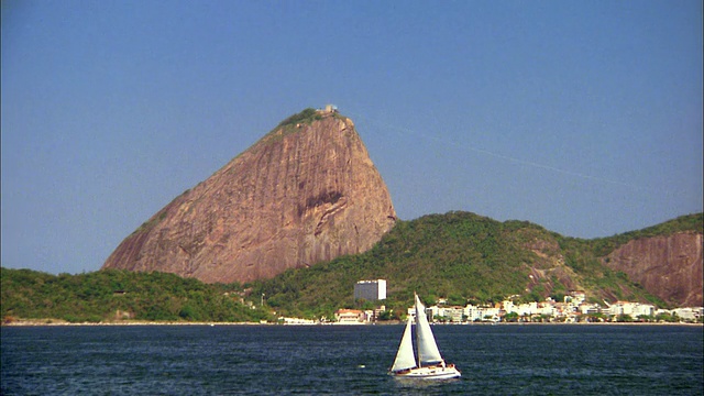 宽镜头Sugar Loaf (Pao de Acucar)和帆船在前景/里约热内卢de Janeiro视频素材