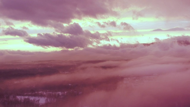 空中飞过白雪覆盖的风景，夕阳西下视频素材