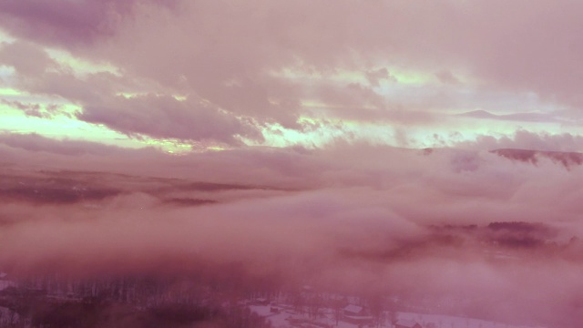 空中飞过白雪覆盖的风景，夕阳西下视频素材