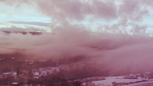 空中飞过白雪覆盖的风景，夕阳西下视频素材