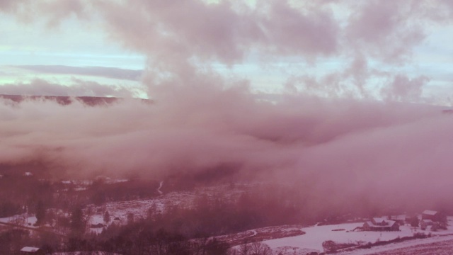 空中飞过白雪覆盖的风景，夕阳西下视频素材