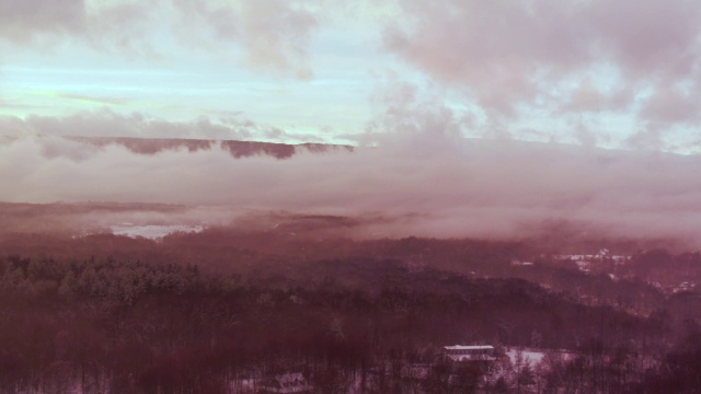 空中飞过白雪覆盖的风景，夕阳西下视频素材