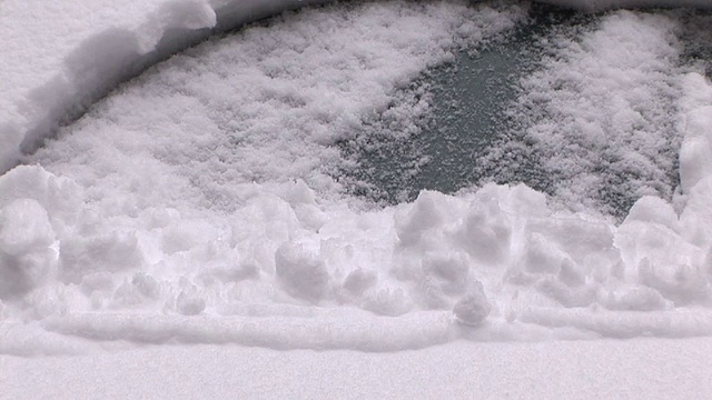 汽车挡风玻璃上的雪，华盛顿，美国视频素材