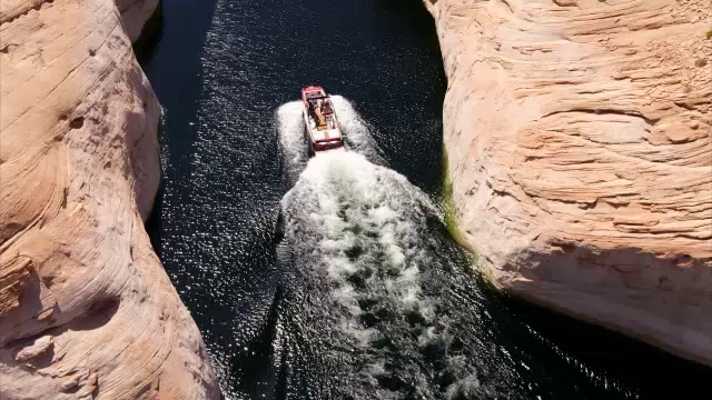 宽高角度飞越跟踪拍摄的快艇在河/湖鲍威尔，犹他州，美国视频素材