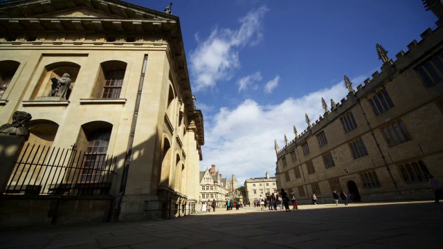 英国牛津大学博德利图书馆附近的时光轨道视频素材