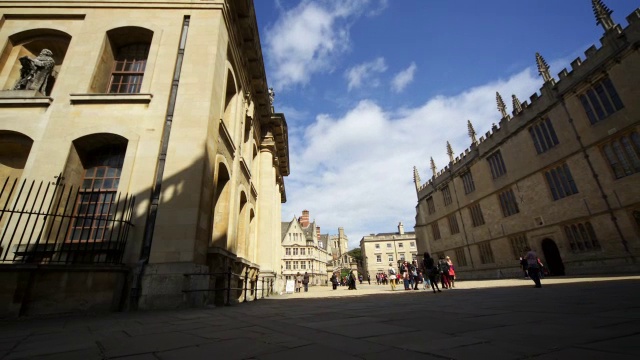 英国牛津大学博德利图书馆附近的时光轨道视频素材