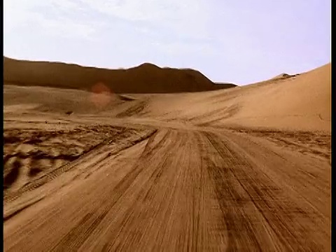 在沙漠道路上行驶的中镜头汽车视角视频下载