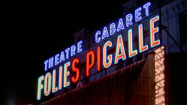 20世纪60年代中期拍摄的“Folies Pigalle”霓虹招牌在晚上/倾斜的帐篷和俱乐部外面的人/巴黎视频素材