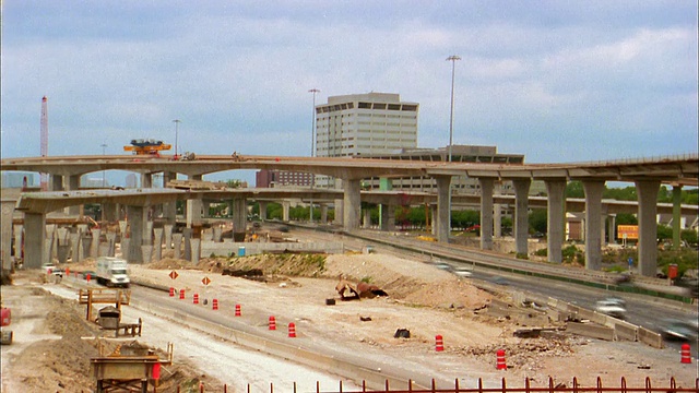 高五公路立交建设项目/达拉斯的宽镜头延时交通视频素材