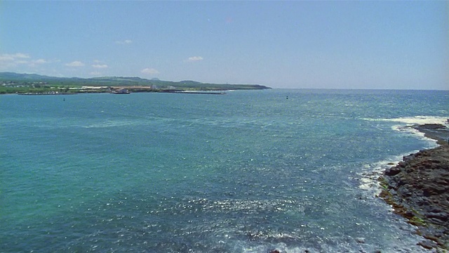 宽镜头天线在红粘土和蓝色的水/夏威夷视频素材