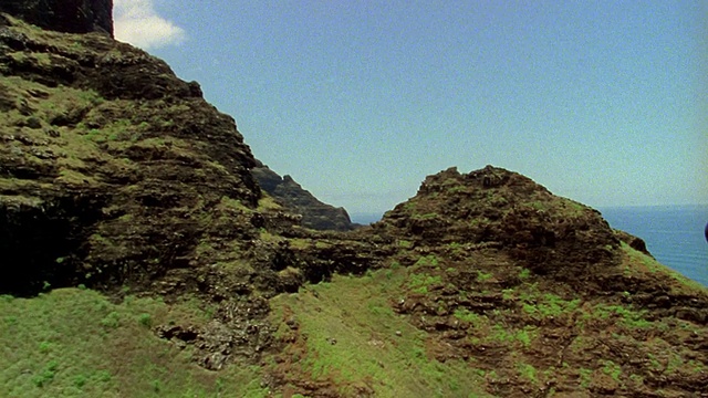 从空中飞过陡峭的山脉和海岸线/夏威夷视频素材