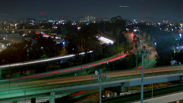 洛杉矶夜间高速公路上的延时交通视频素材