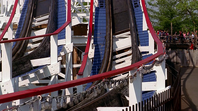 在宾夕法尼亚州肯尼伍德游乐园(Kennywood游乐园)，中速霹雳过山车从山上下来视频素材