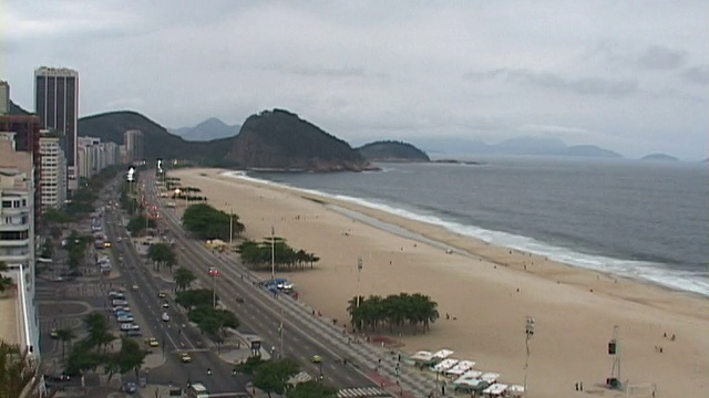 T/L, HA, WS，巴西，里约热内卢de Janeiro，依帕内玛海滩高速公路上的交通，从白天到晚上视频素材